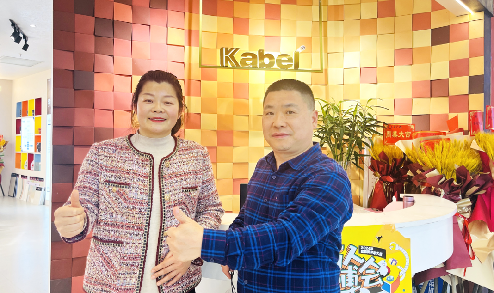 陪考母亲成都创业，艺术涂料铺就儿子考研路——中外涂料网访卡百利成都经销商董雪梅